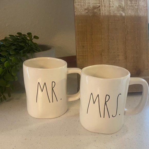 Rae Dunn set of Mr & Mrs coffee mugs - Picture 3 of 5